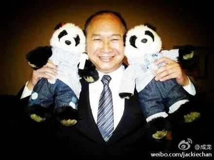 吴宇森举熊猫玩偶可爱拍照