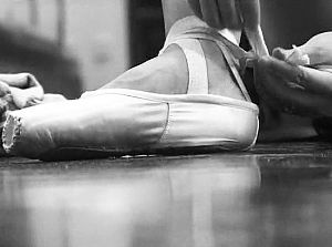 《我们在跳舞》截图，芭蕾舞演员的脚尖鞋。