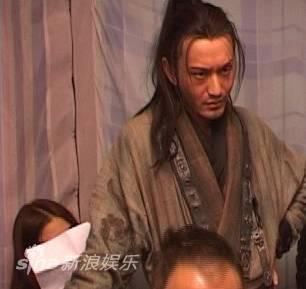 Angelababy探班黄晓明两人甜蜜吃水果(组图)