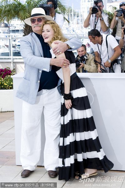 《毒太阳2》记者会 海报曾被恶搞导演愤怒(图