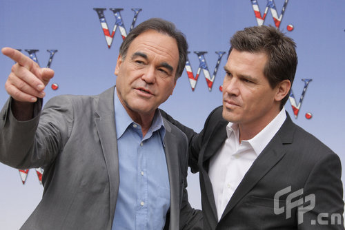 导演奥利弗-斯通(oliver stone)携扮演布什的乔什-布洛林(josh brolin