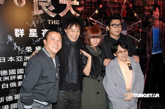 林子祥宣传《野良犬》 为陈奕迅画胡子【图】