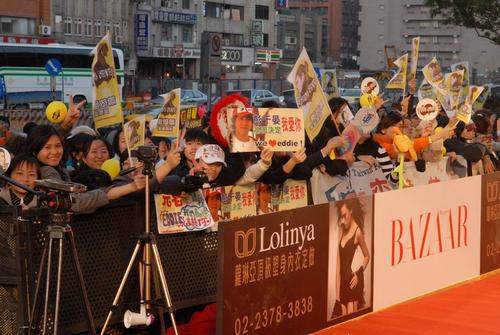 图文：44届台湾金马奖红毯彭于晏影迷热情似火