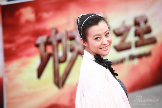 图文：《功夫之王》首映郝蕾回眸一笑百媚生