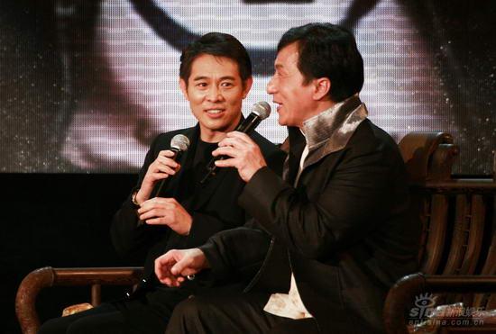 李连杰注视成龙