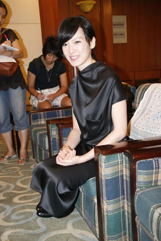 图文:《文雀》上海宣传 林熙蕾黑袍裹身