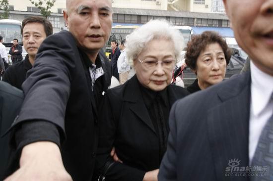 图文谢晋追悼会工作人员护送秦怡进入现场