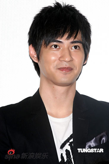图文《不能没有你》首映-周渝民抿嘴微笑