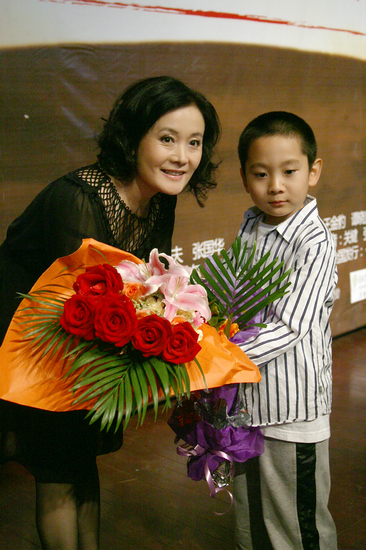 图文：电影《额吉》北京首映--娜仁花收获鲜花