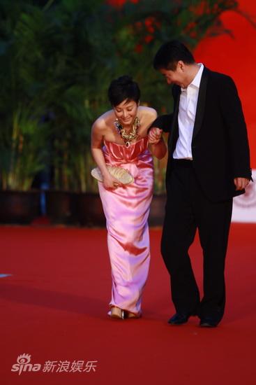 图文:上海电影节开幕红毯-袁立于冬红毯携手
