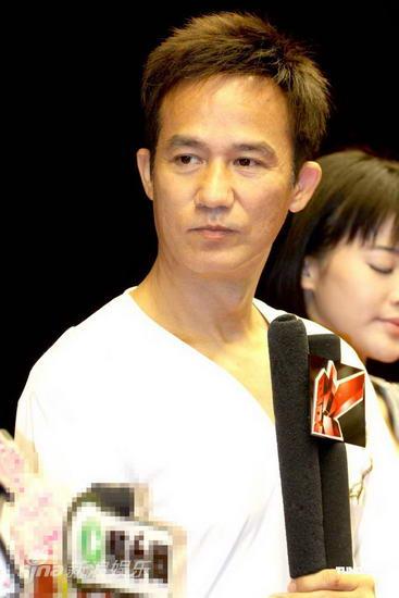 图文：朱茵新片大谈姐弟恋-李子雄成熟老道