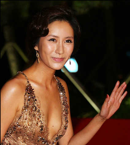 图文: 第15届釜山电影节 开幕-黄仁英挥手致意_