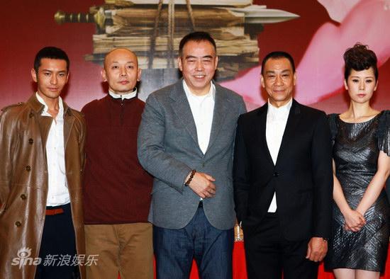 媒体来源:新浪娱乐 凯歌的回应是笑很正常,但不是笑场;断背不断背是观众的理解,怎么理解都可以。他还说贺岁档没有敌人,制片人陈红则对票房预测持谨慎态度,称不亏钱就行。 葛优晓明疑似断背 细节温馨频笑场 《赵氏孤儿》中,黄晓明扮演的韩厥被葛优扮演的程婴大义所感动,追随程婴十多年。两人在保守孤儿的秘密、图谋复仇的过程中,有很多戏份不得不显得有点诡秘。两人在片中的互动惹来观众的阵阵笑声,更被指有断背的嫌疑。对此,陈凯歌回应说,其实并不是剧本故意设计成这样,但他俩演着演着就变成这样了。但他认为两人的表