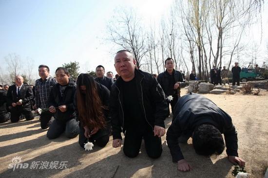 郭德纲率德云社哭祭侯耀文 质疑安葬日选期(图)