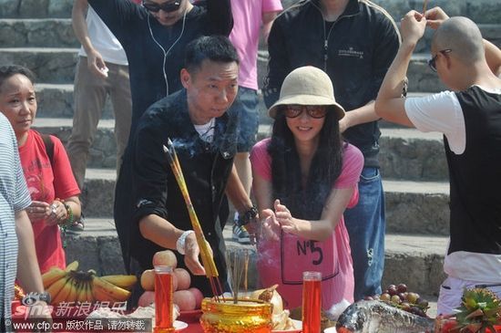 图文:张柏芝亮相新片开机式-上香