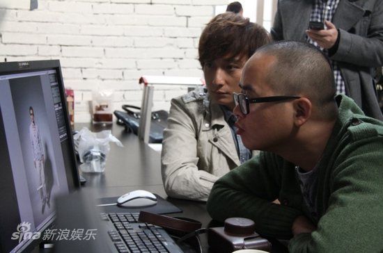 图文:《致命闪玩》拍海报-方力申看海报样片