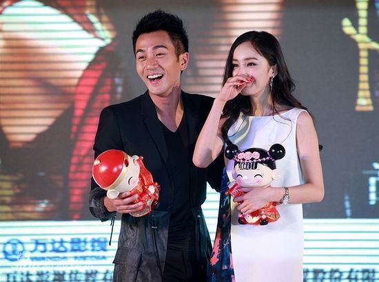 图文:《HOLD住爱》发布会-现场起哄秀吻戏