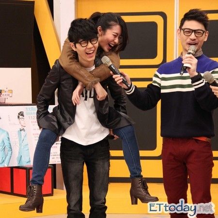 方大同上节目与女大学生们玩游戏(图)