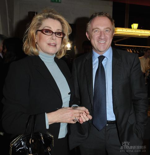 刘玉玲亮相名店开业礼 被富翁揽腰开心媚笑【图】