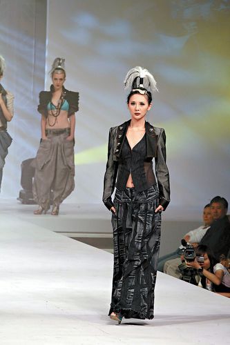 白英奇毕业时装展举行 周倩圯抱恙走秀脚抽筋