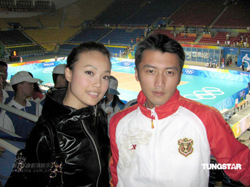 谢霆锋和容祖儿去首都体育馆观看中国女排比赛
