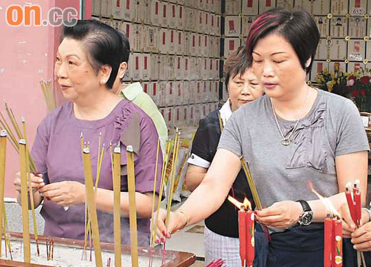 陈淑芬高档祭品拜肥姐 郑欣宜拍剧未同行【图】