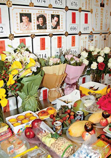 沈殿霞拜祭团独缺郑欣宜陈淑芬名包赠亡友(图)