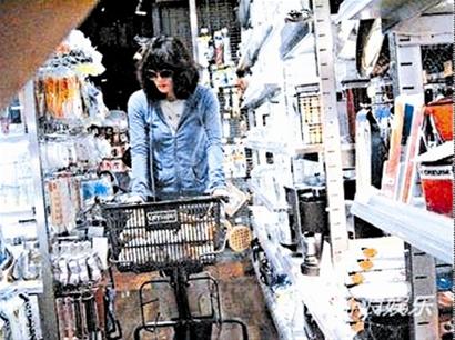 王菲赴港为女儿读名校铺路 一家可能定居香港