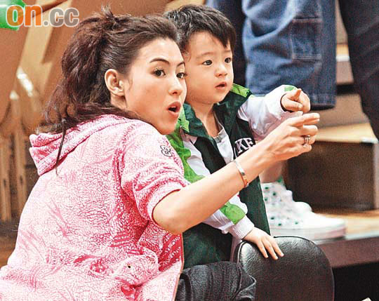 外向张柏芝突然隐居 7月亮相穿宽松上衣【图】