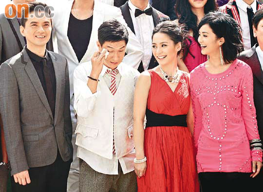 阿娇否认代言人工胸 阿sa盼twins十周年再出碟