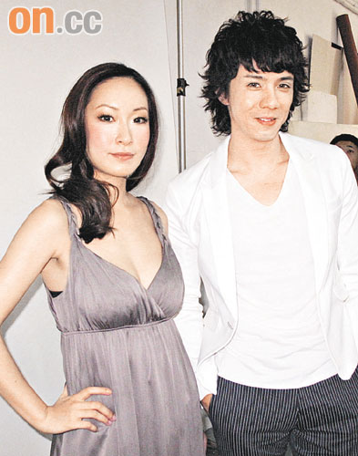 谢安琪展示环球群星台历 与陈奕迅大方“合影”