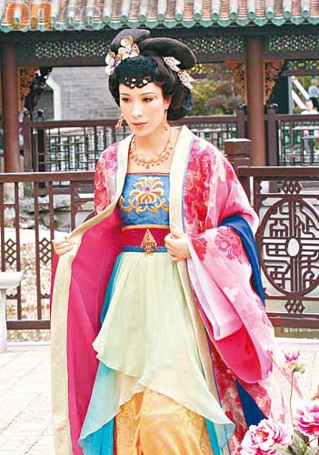 杨怡希望邓萃雯夺视后 出道时曾演浸猪笼戏