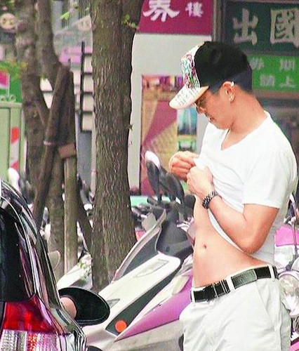 林韦君与猛男路边舌吻男方掀衣秀胸肌调情(图)