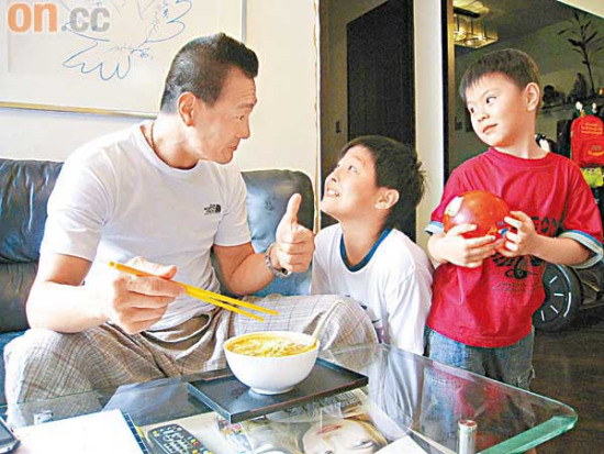 卢惠光与儿子们吃饭过节 俩儿子很懂事很窝心_影音娱乐_新浪网