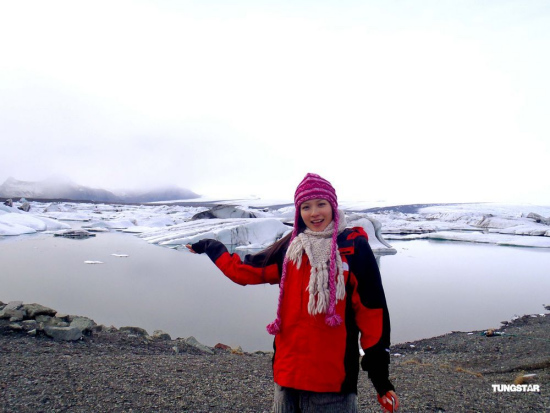 李嘉馨冰岛拍摄旅游特辑 抽空享受露天温泉(图