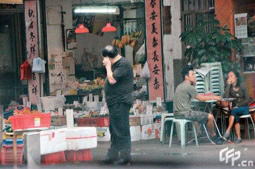 郑则士和太太好友喝茶三人行当街抽烟挖耳(图)