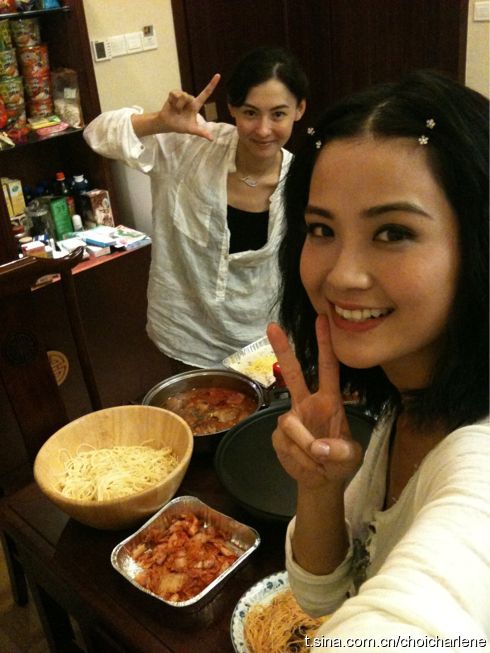 阿sa曝霆锋夫妇恩爱聚餐照：柏芝做五国菜