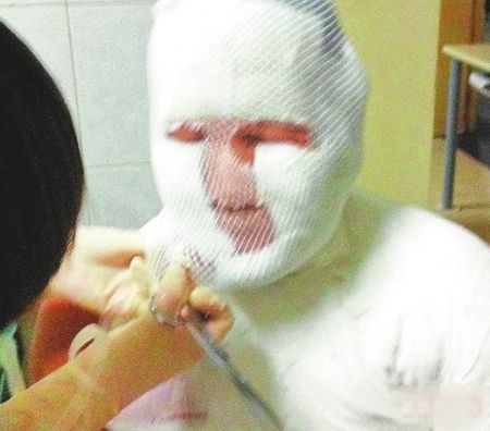 首度曝光了受伤后在医院接受治疗时的照片,照片中齐秦脸部包裹着纱布