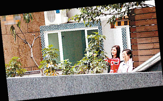 带妈妈(右)参观新房