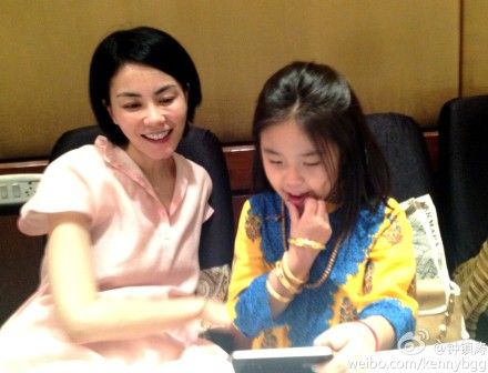微博秀:王菲印度朝圣与钟镇涛女儿玩手机_影音娱乐_新浪网