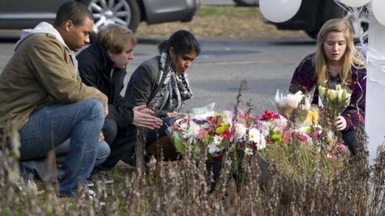 当地时间14日上午，康涅狄格州纽镇的桑迪-霍克学校发生枪击案，28人死亡，其中20人是学童