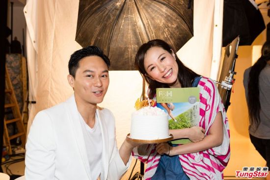 张智霖送蛋糕为刘心悠提早贺生日