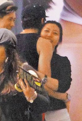 男友半夜骑车回蔡依林家疑似同居(图)