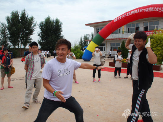 方力申赴河北农村捐幼儿园 想生很多小孩