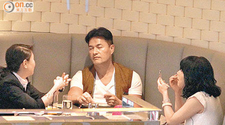 吕良伟夫妇与友人吃饭 杨小娟席上频化妆|吕良