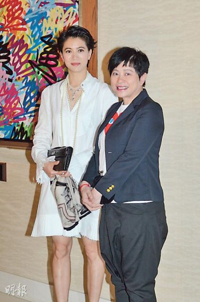 袁咏仪与小美结伴到场，一起祝杨采妮早生贵子。