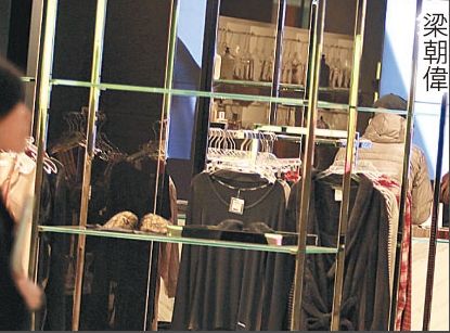 梁朝伟独自逛街看戏 帮刘嘉玲买内衣裤