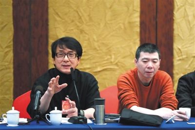 成龙抱怨被踢7年皮球 两会代表频批办事难