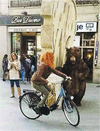 谢霆锋现身米兰街头 扮狗熊吓路人(图)