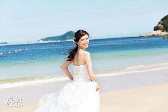 吴千语穿上婚纱在沙滩奔跑。